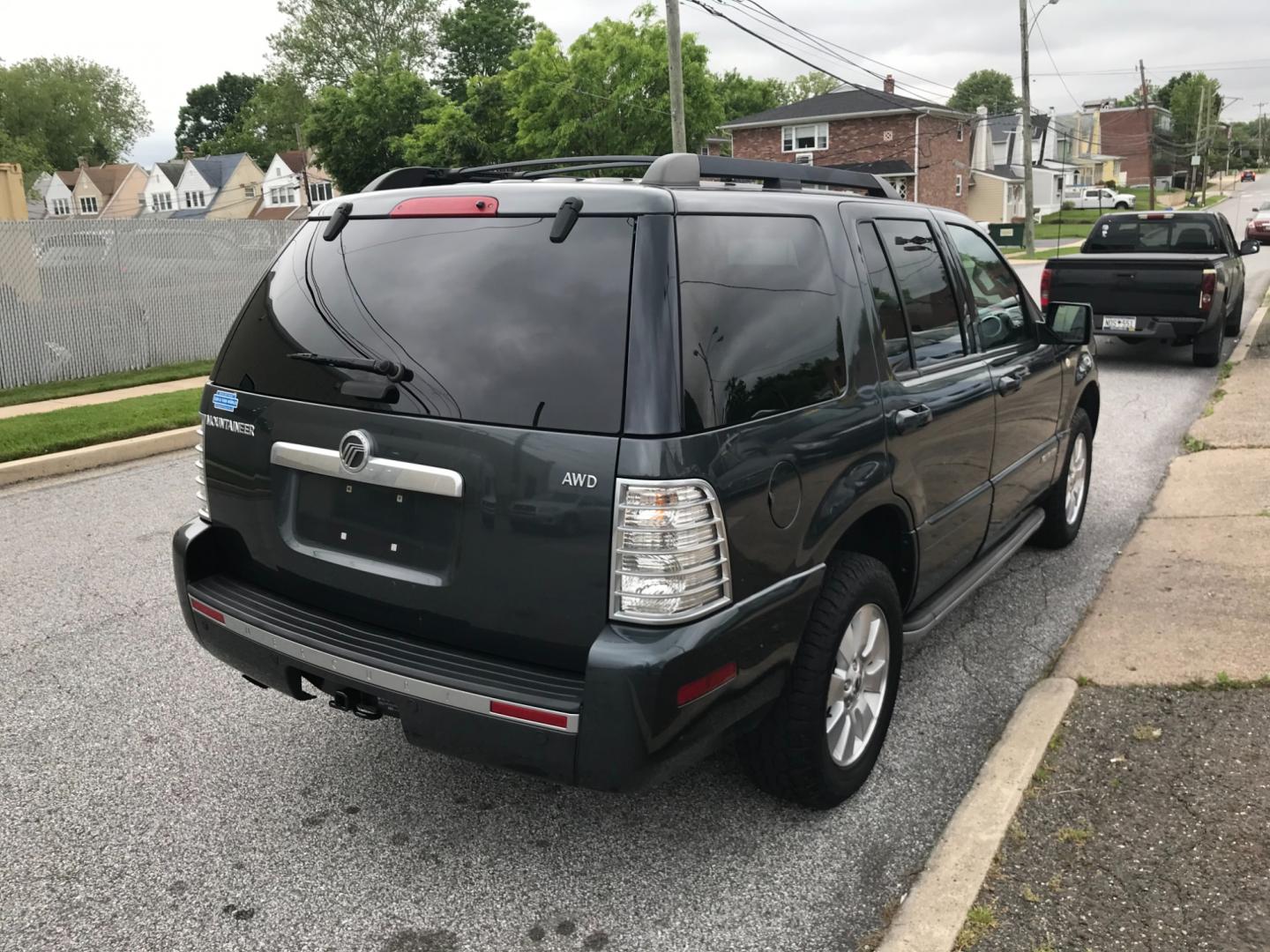 2010 Gray /Black Mercury Mountaineer Luxury (4M2EN4HE6AU) with an 4.0 V6 engine, Automatic transmission, located at 577 Chester Pike, Prospect Park, PA, 19076, (610) 237-1015, 39.886154, -75.302338 - Photo#4